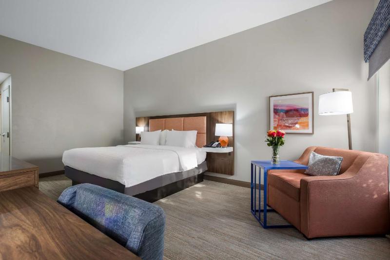 King Room with King Bed - Non-Smoking image 3