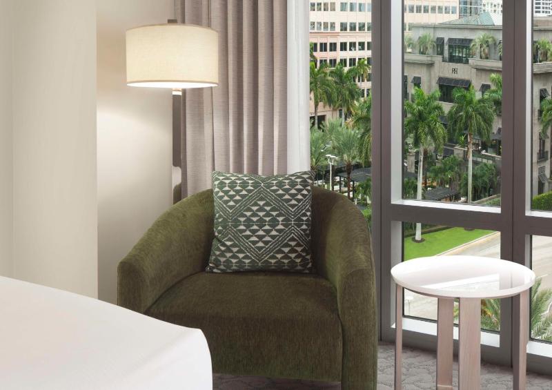 Deluxe King Room with City View image 4