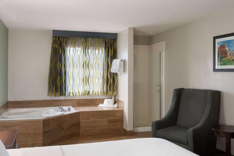 1 King Bed, Jetted Tub Suite, Non-Smoking image 2