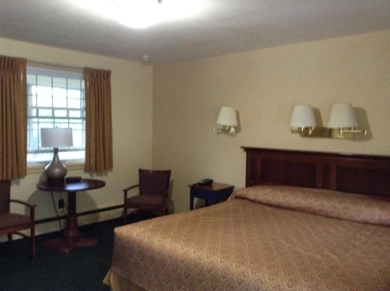 Standard King Room image 2