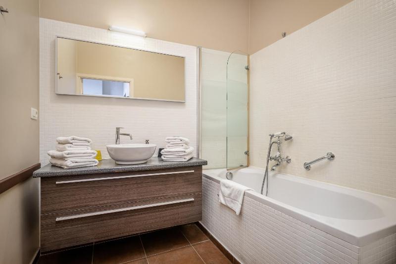 Standard Quadruple Room image 2