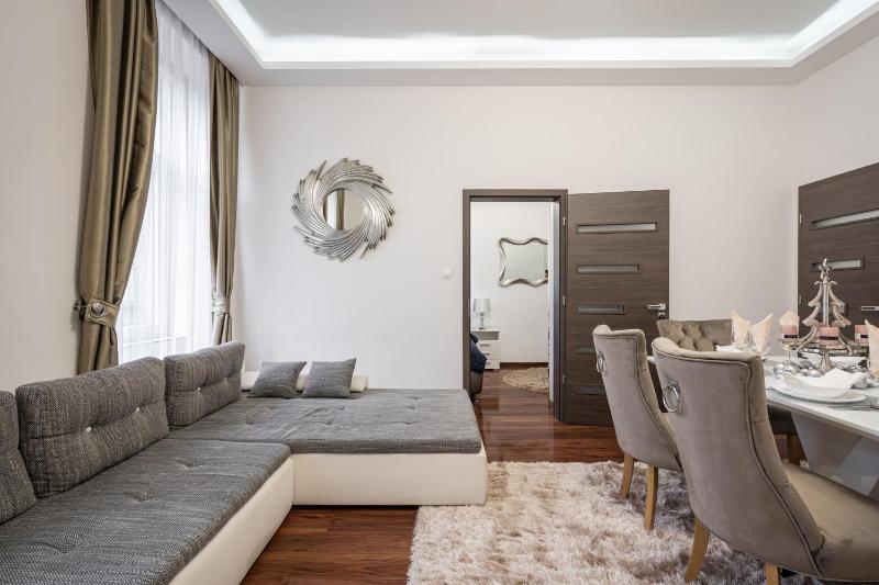 Comfortable quiet apartment in the city center - image 6