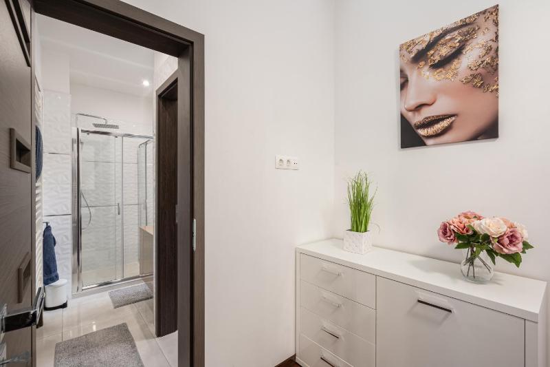 Comfortable quiet apartment in the city center - image 5