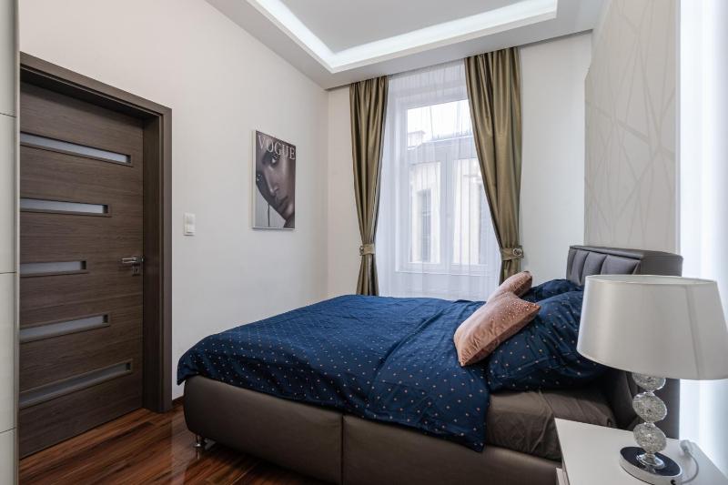 Comfortable quiet apartment in the city center - image 16