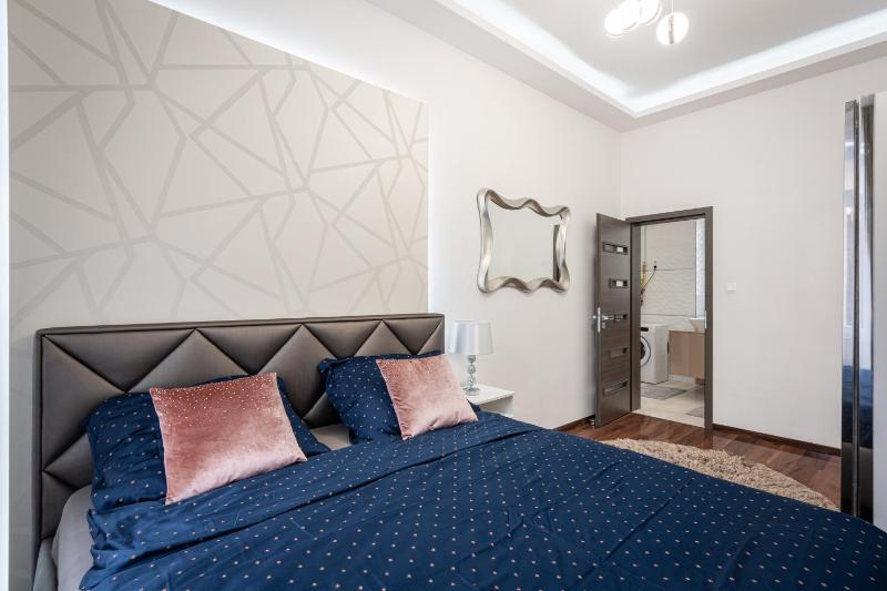 Comfortable quiet apartment in the city center - image 3