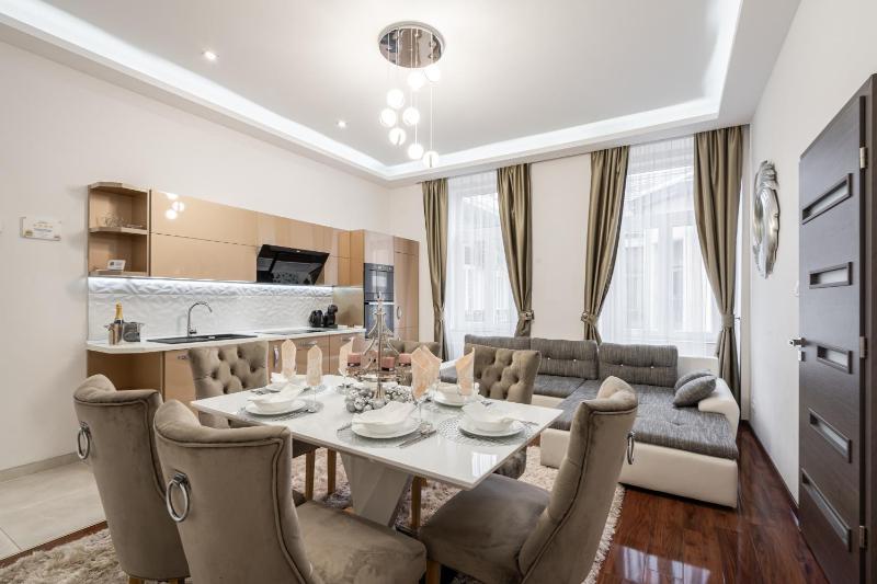 Comfortable quiet apartment in the city center - image 1