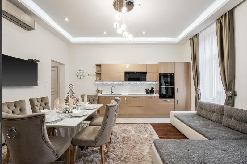 Comfortable quiet apartment in the city center - image 10