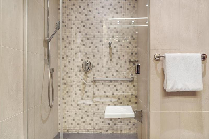 Family King Room with Two Twin Beds image 4