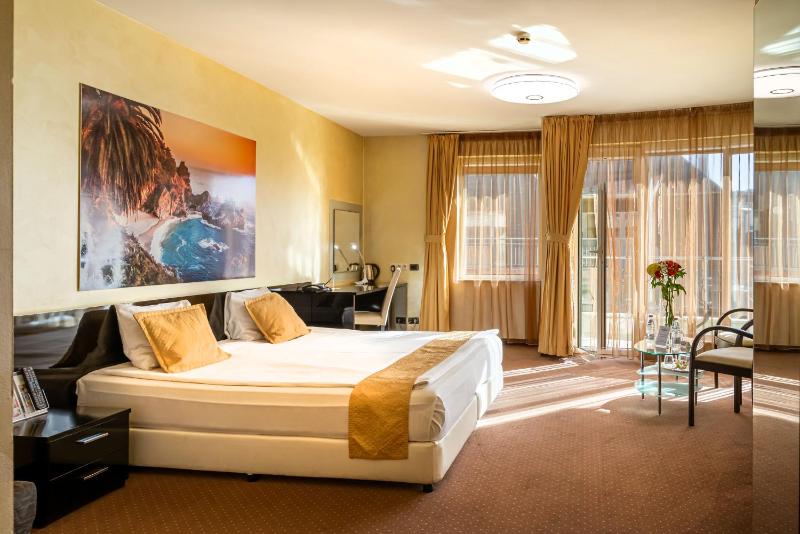 Deluxe Double Room with Free Underground Parking image 4