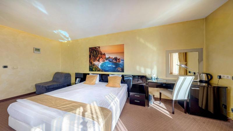 Deluxe Double Room with Free Underground Parking image 3
