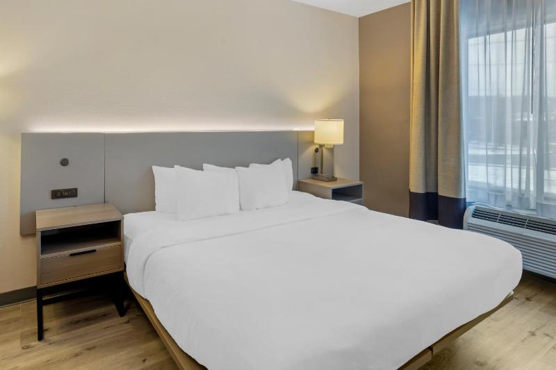 King Suite - Non-Smoking image 3