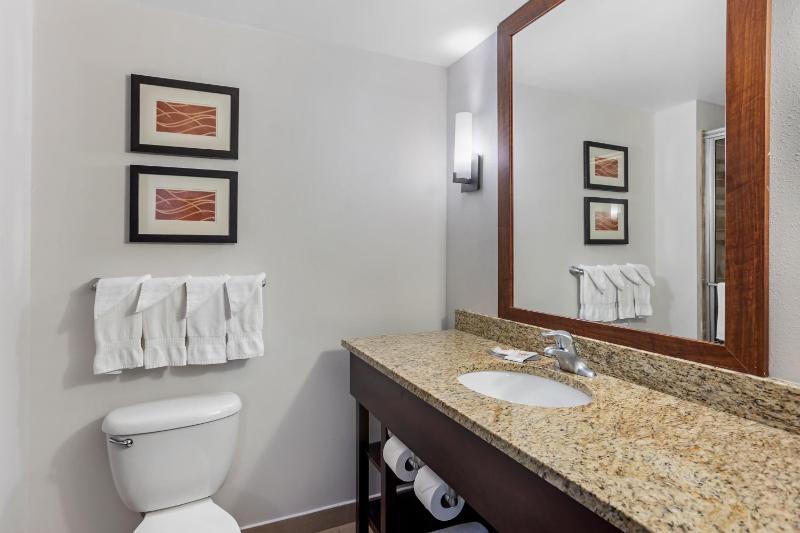 Queen Suite with Two Queen Bed - Non-Smoking image 2