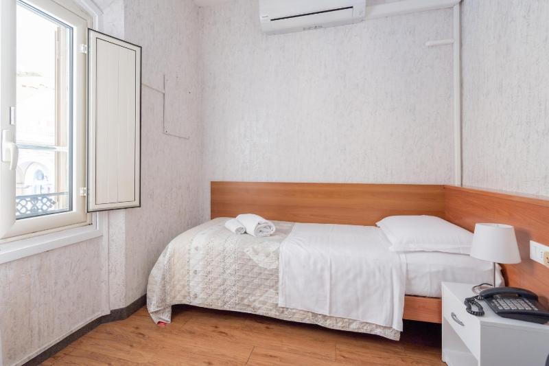 Single Room image 4