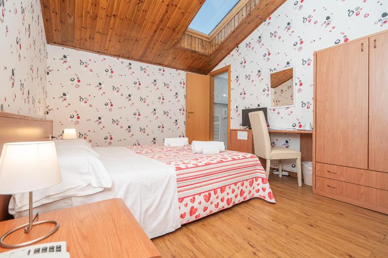 Double or Twin Room image 2