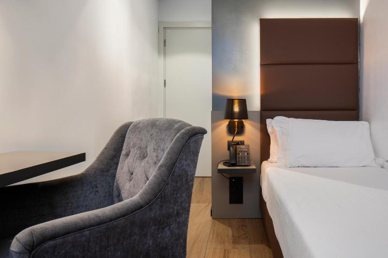 Standard Single Room image 3