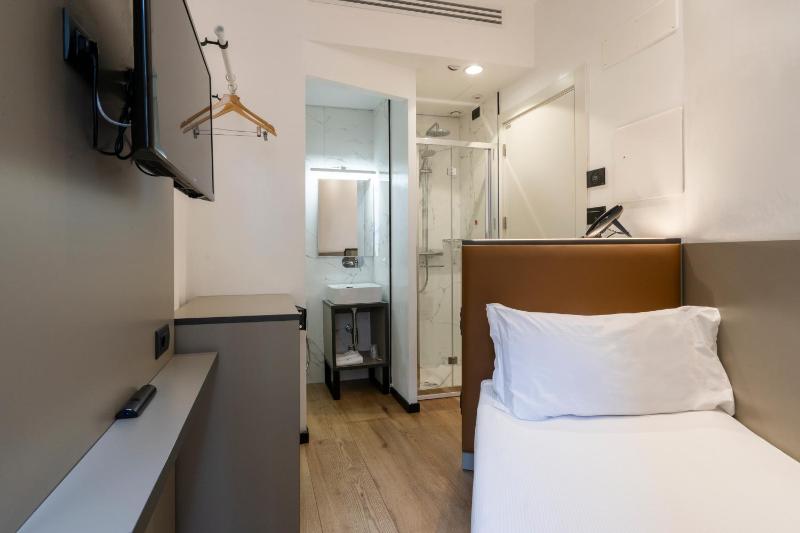 Small Single Room image 4