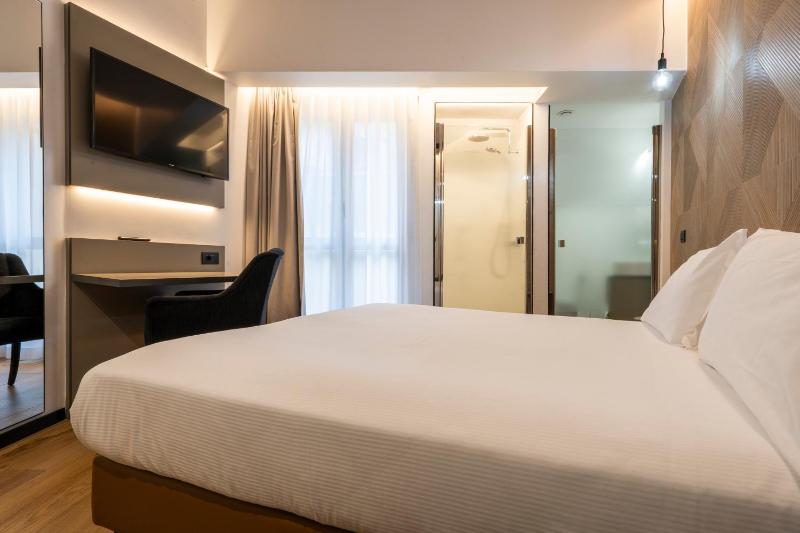 Standard Double or Twin Room image 2