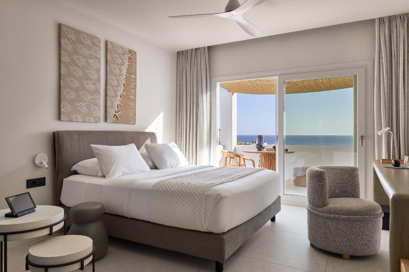 Deluxe Double Room with Sea View image 1