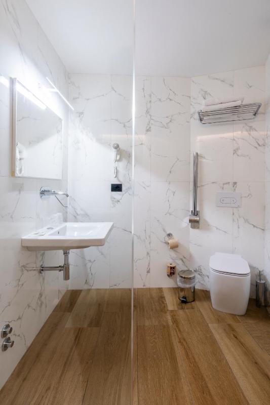 Double or Twin Room image 3