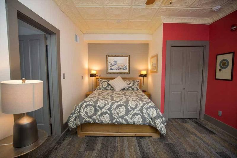 Deluxe Queen Room image 3