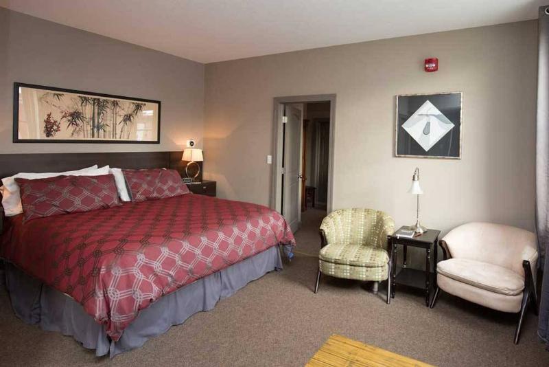 Deluxe King Room image 2