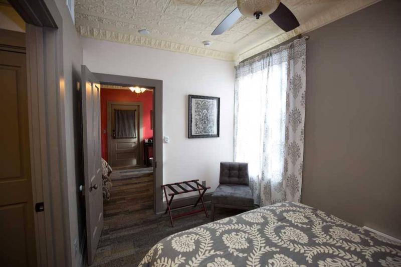 Deluxe Queen Room image 1