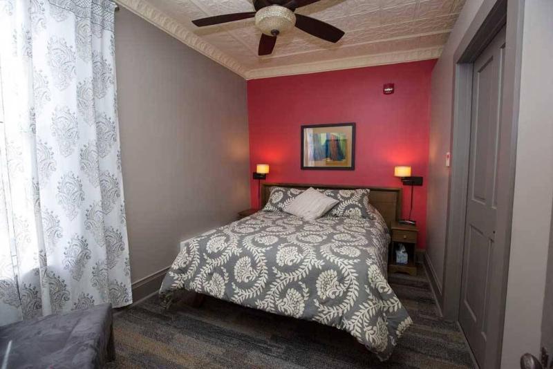 Deluxe Queen Room image 2