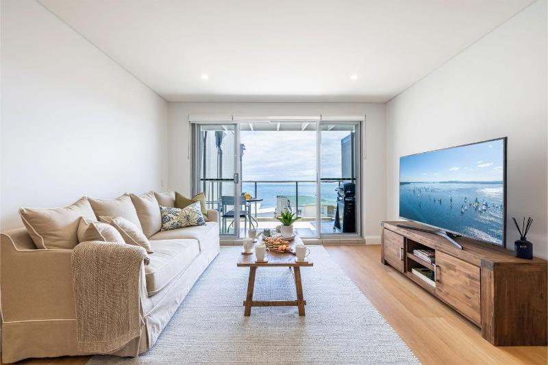 The Shoal 508 Bullecourt St - stunning views air con lift and Wi-Fi - image 13