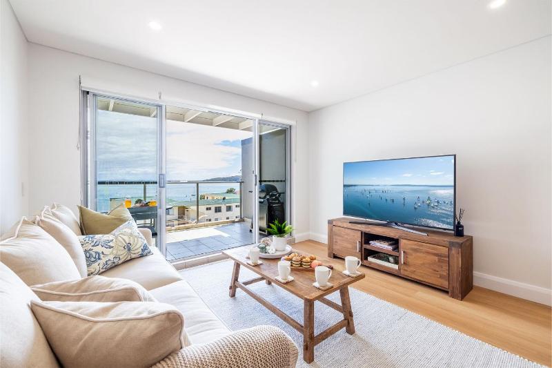 The Shoal 508 Bullecourt St - stunning views air con lift and Wi-Fi - image 25
