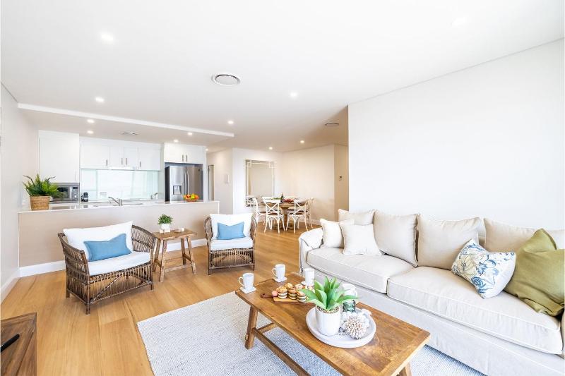 The Shoal 508 Bullecourt St - stunning views air con lift and Wi-Fi - image 5