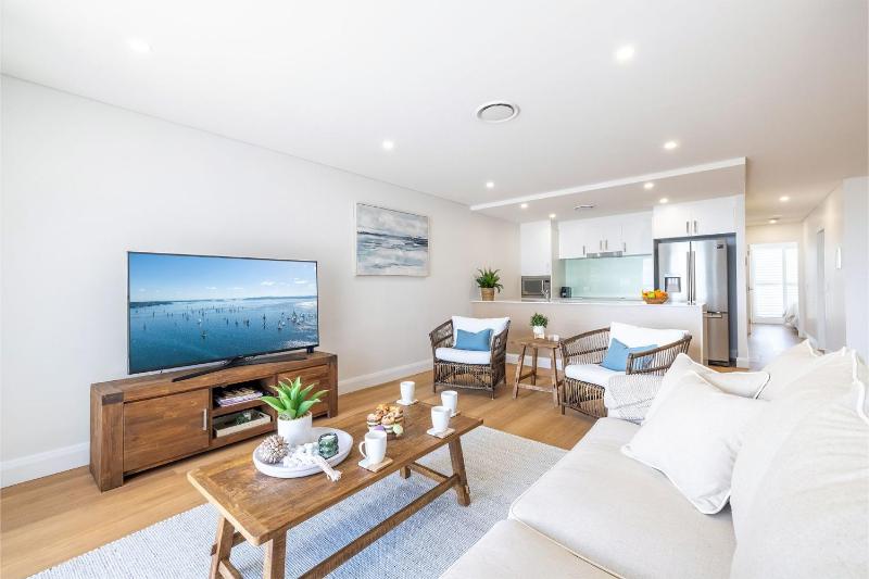 The Shoal 508 Bullecourt St - stunning views air con lift and Wi-Fi - image 24