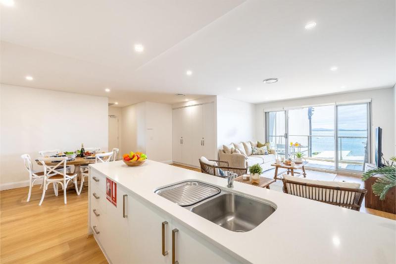 The Shoal 508 Bullecourt St - stunning views air con lift and Wi-Fi - image 18