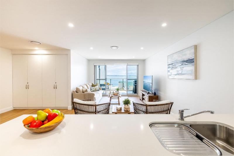 The Shoal 508 Bullecourt St - stunning views air con lift and Wi-Fi - image 2