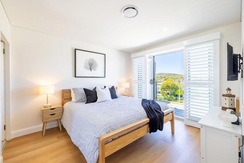 The Shoal 508 Bullecourt St - stunning views air con lift and Wi-Fi - image 10