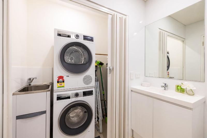 The Shoal 508 Bullecourt St - stunning views air con lift and Wi-Fi - image 9