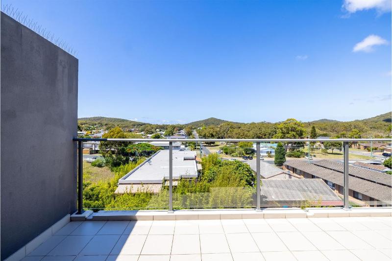 The Shoal 508 Bullecourt St - stunning views air con lift and Wi-Fi - image 15