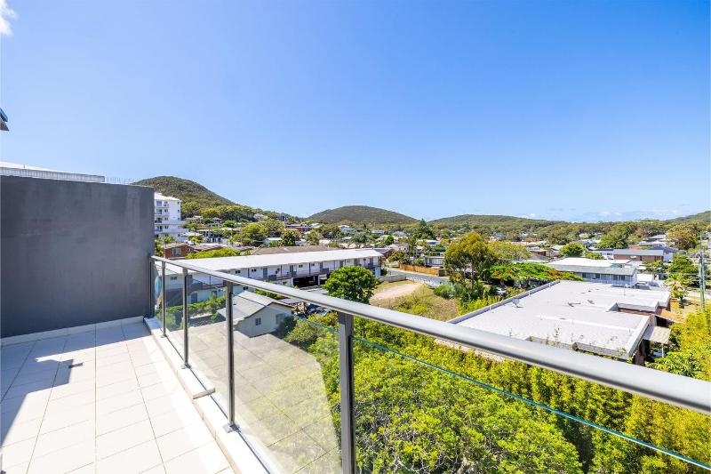 The Shoal 508 Bullecourt St - stunning views air con lift and Wi-Fi - image 11
