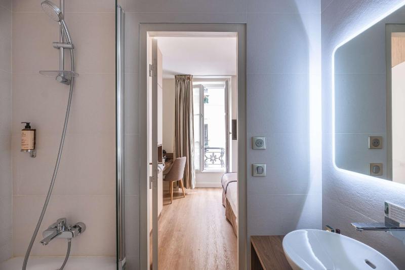 Deluxe King Room with Bath Tub - Non-Smoking image 3
