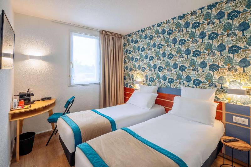 Standard Twin Room image 1