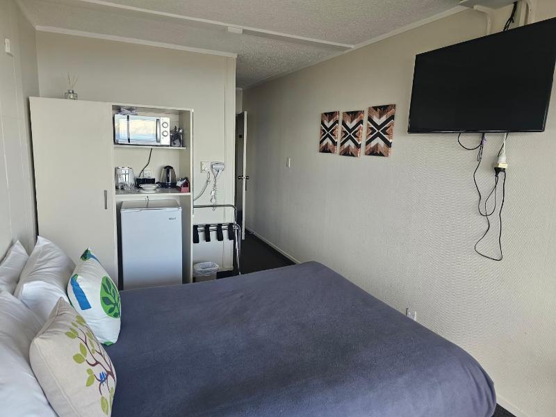 Tui Oaks Motel - image 40