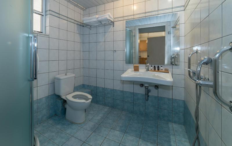 Two-Bedroom Apartment with Side Sea View - Disability Access image 4