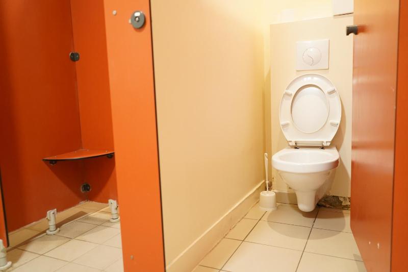 Bed in 4-Bed Mixed Dormitory Room with Shared Bathroom image 3