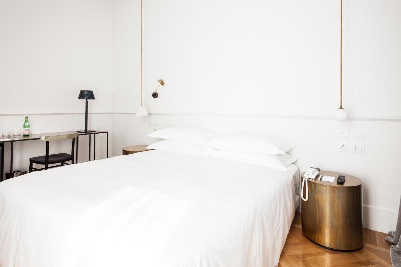 Classic Double Room image 4