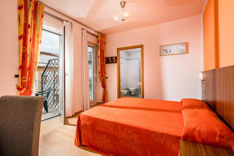 Double Room with Balcony image 2