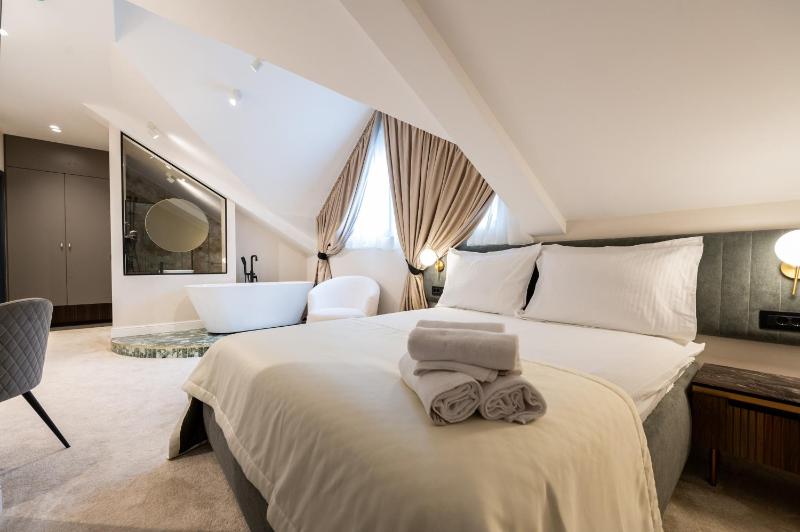 Deluxe Double Room with Bath image 4