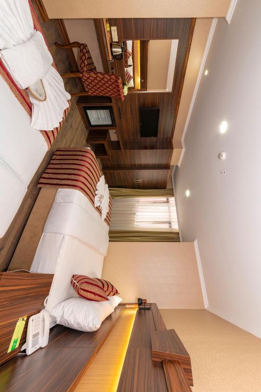 Standard Triple Room image 2