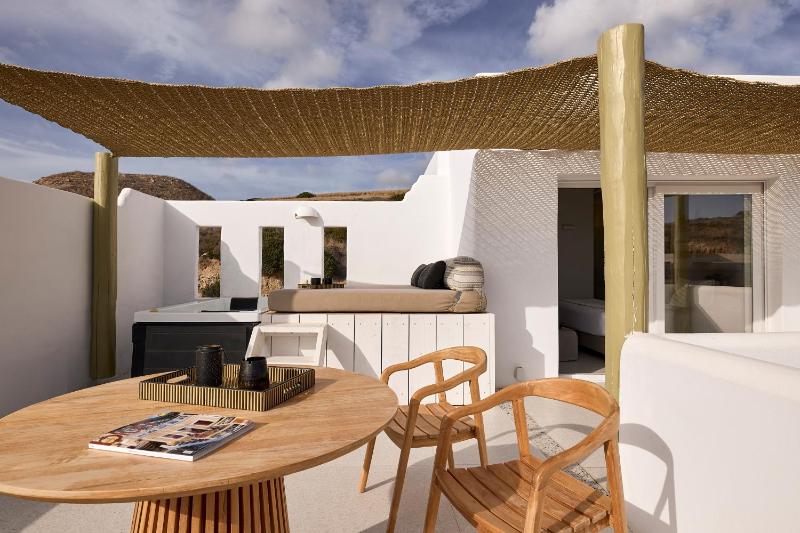 Deluxe Suite with Sea View and Hot-Tub image 4