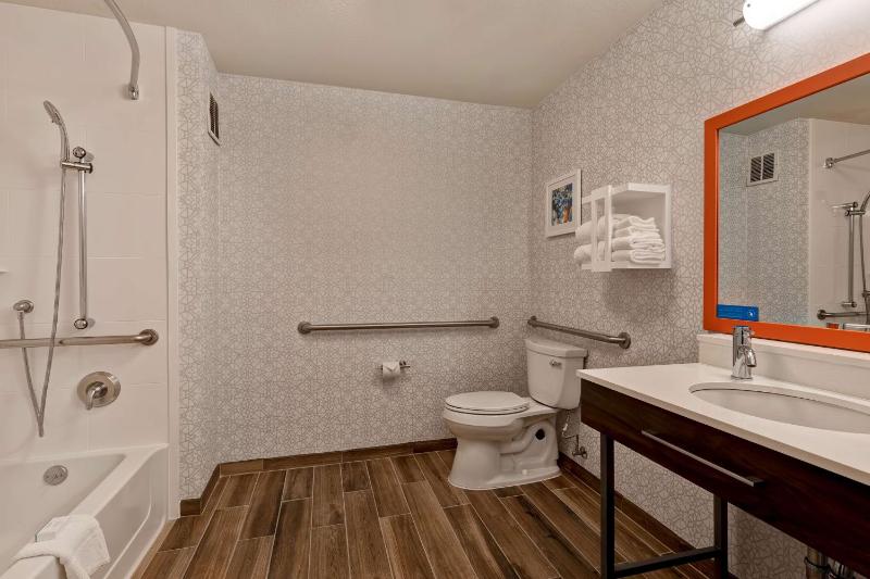 Queen Room with Two Queen Beds - Mobility and Hearing Access/Non-Smoking image 2