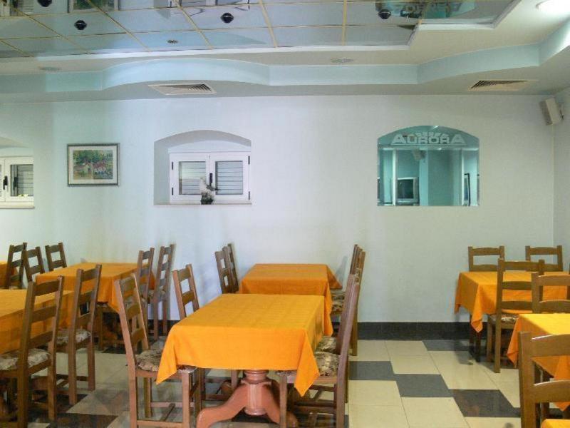 Triple Room with Balcony and Sea View image 4