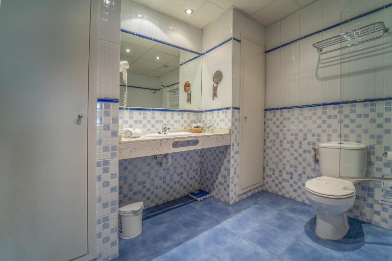 One-Bedroom Apartment image 4